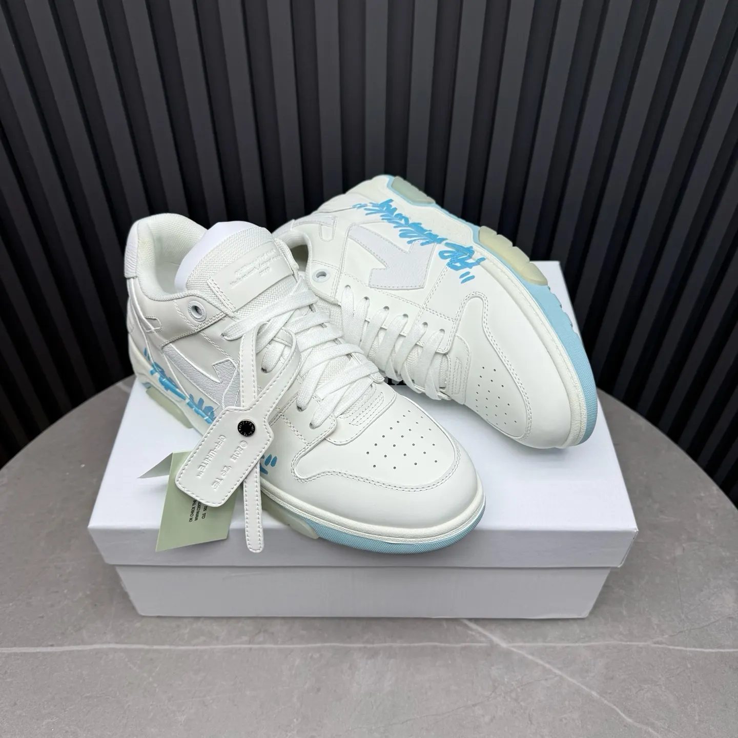 【off- white】P: 620💰Couple model👫, Size: 35-44 (Customized for men 38.45.46) High-quality version👊 "Out of office" series original molding, original lasting, production process 1:1 Original ➰OFF GRAY WHITE OW ➰ First-layer cowhide Imported skin-friendly and environmentally friendly polyester mesh Original molding high elastic and environmentally friendly molding pad Made with the original lasting process. The original molded rubber outsole (never yellows and deforms) has a super correct shape, bright color and strong three-dimensional effect👍. Packaging💯Full set of packaging synchronized with the official website (branded paper, certificate of quality, branded cloth bag)